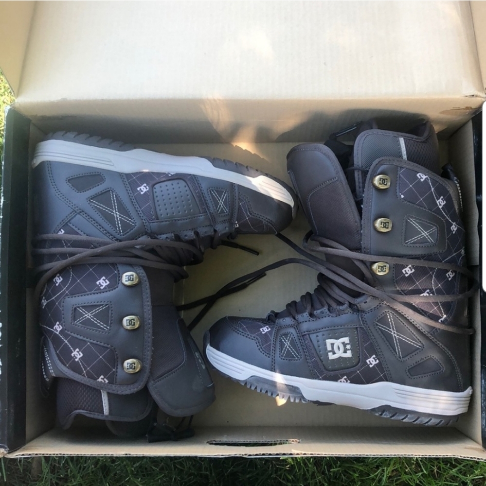 DC snowboarding boots